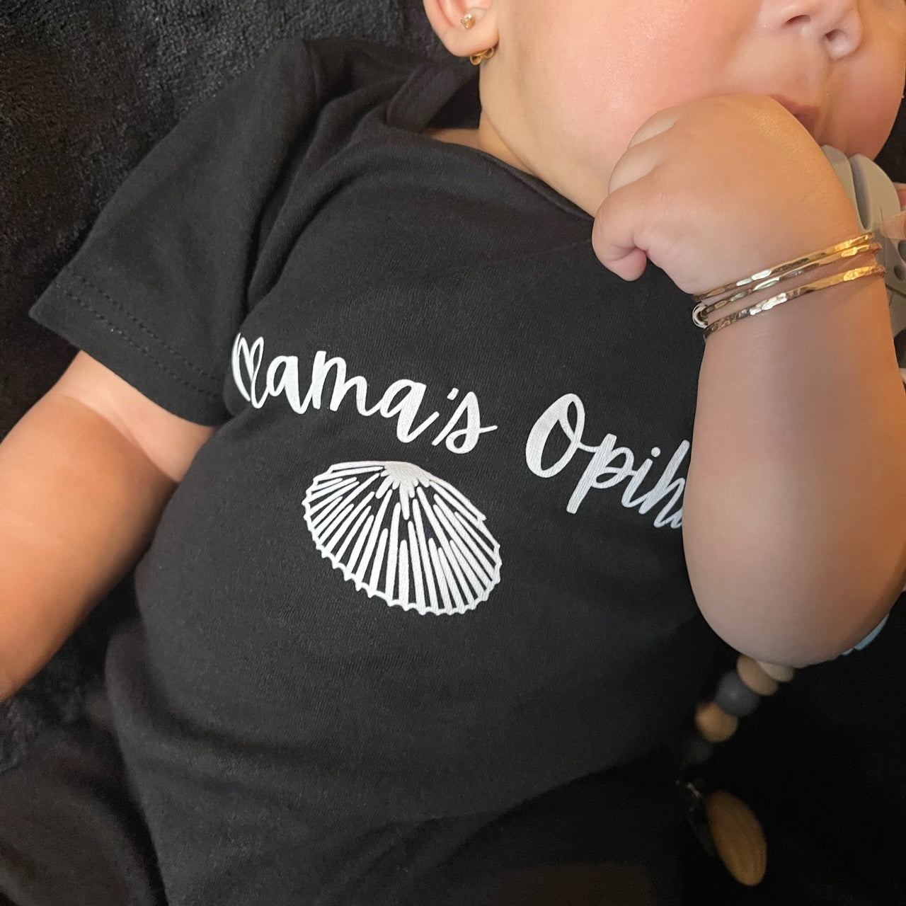 MAMA’S OPIHI ONESIE